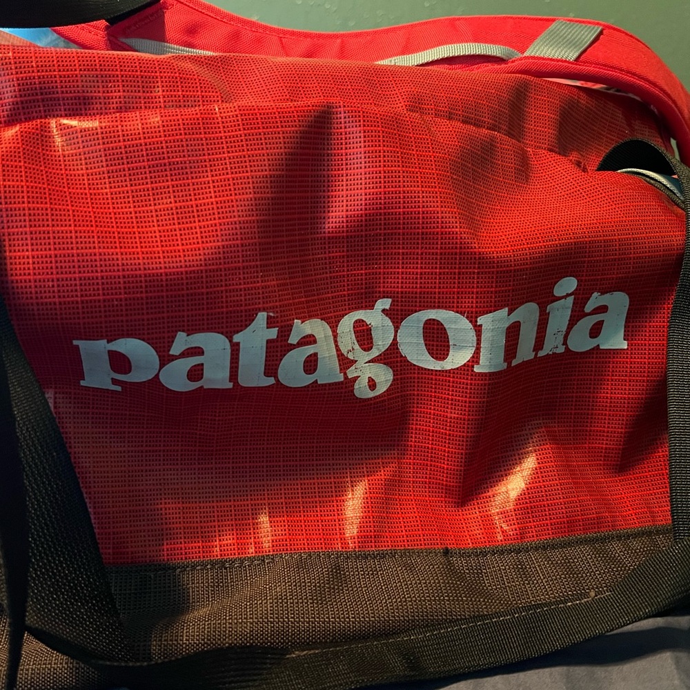 60L black hole patagonia duffel bag. sturdy, water resistant, easy to carry